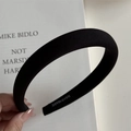 Detalle de diadema de tela negra con letras hechas a mano sobre fondo de libro blanco - Estilo Estrecho / Negro