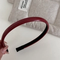 Dettaglio del cerchietto rosso scuro lucido con fodera antiscivolo e finitura laccata - Righe Sottili / Rosso