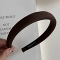 Primer plano de diadema de tela marrón oscuro gruesa con etiqueta hecha a mano - Estilo Estrecho / Café oscuro