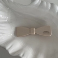 Détail de la pince à cheveux nœud en acétate crème avec lettrage France Handmade fait main - Beige