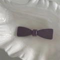 Détail de la gravure dorée « FRANCE Handmade » sur le nœud en acétate violet - Violet