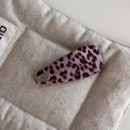Detailopname van roze luipaardprint haarclip met gegraveerd zilveren metalen logoplaatje - Roze Luipaard BB-Clip