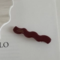 Dettaglio del fermaglio per capelli ondulato bordeaux con scritte dorate Fashion Handmade - Rosso-Onda