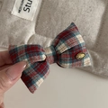 Details von rot-blauer karierter Schleifen-Haarspange mit goldener Love-Gravur - Rot-Grün Karierte Gepolsterte Schleifenklammer