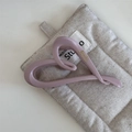 Dettaglio della pinza per capelli a cuore viola opaco con etichetta dorata - Stile Cuore Rosa Viola