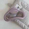 Dettaglio della molletta per capelli opaca viola con scritte dorate su fondo di lino - Stile Grande Cavo Rosa Viola