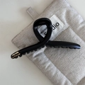 Dettaglio della molletta per capelli nera opaca con logo dorato Barrette La France - Stile Appendiabiti Nero