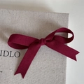 Vista de detalle de un pasador para el pelo con lazo de cinta granate y puntas de golondrina - Nudo Minimalista Color Sólido-Rojo