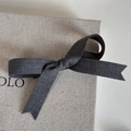 Detalle de pinza para el pelo con lazo de lino gris oscuro y nudo hecho a mano - Nudo Minimalista Color Sólido-Gris