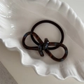 Détail du chouchou en acétate avec nœud motif écaille de tortue et élastique noir robuste - Nœud en Acétate-Café Bleu