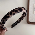 Detail eines handgefertigten Samt-Haarreifens mit Leopardenmuster und Etikett - Schmaler Haarreif (HANDMADE) / Samt Helles Leopardenmuster - Schmaler Haarreif