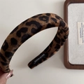 Nahaufnahme des Samt-Haarreifs mit Leopardenmuster, handgefertigtem Etikett und Textur - Breiter Haarreif (HAND MADE) / Samt Dunkles Leopardenmuster - Breiter Haarreif