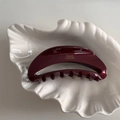 Dettaglio di una molletta bordeaux con scritta dorata France Handmade su vassoio bianco - Pinza a Mezzaluna (Bordeaux Lucido)