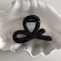 Dettaglio della pinza per capelli nera lucida a pois rossi con denti di presa sicuri - Stile a Croce Piccola Pois Nero Rosso