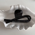 Pinza per capelli nera a pois rossi su un vassoio di ceramica a forma di guscio - Stile a Croce Grande Pois Nero Rosso