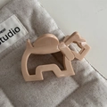 Nahaufnahme der beigen Acetat-Hunde-Haarklammer mit glänzendem Finish und Metallfeder-Detail - Beige Aprikose