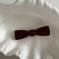 Dettaglio di un fermaglio per capelli bordeaux a fiocco con scritta dorata France Handmade - Fermaglio a Becco d'Anatra Fiocco (Bordeaux Lucido)