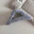 Macro della pinza per capelli triangolare in peluche grigio con glitter argentati - Grande Triangolo