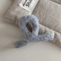Gros plan sur la pince à cheveux en peluche grise avec fils argentés et texture douce - Type Croisé
