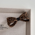 Dettaglio di fermaglio per capelli con fiocco leopardato e nastro nero in scatola di lino - Fiocco Leopardato Rigido - Clip a Becco d'Anatra Scuro