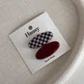 Nahaufnahme von rot-karierten und dunkelroten Entenschnabel-Haarspangen auf Displaykarte - Braunrot Gingham Oval