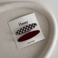 Detailansicht von zwei Haarklammern mit Karomuster und burgunderrotem Finish - Braunrot Gingham Lang Oval