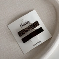 Detailansicht der Haarspangen mit Leopardenmuster und braunem Glanz auf einer Karte - Kaffee Leopard Rechteck