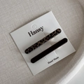Detail von zwei Haarklammern mit Leopardenmuster und Dunkelbraun auf Displaykarte - Kaffee Leopard Gerade