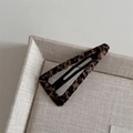 Detailansicht der Haarspange mit Leopardenmuster-Stoffbezug zeigt Textur und Design - Dreieck / Leopard Umwickeltes Dreieck