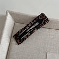Detailansicht der mit Leopardenmuster bezogenen rechteckigen Metall-Haarklammer für Damen - Rechteck / Leopard Umwickeltes Rechteck