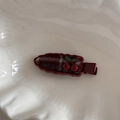 Makroaufnahme einer dunkelroten karierten Haarspange mit kleinen Kirschornamenten - Kirschdeko Karo-Stil / Rot