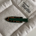 Vue détaillée de la texture léopard sur une barrette géométrique en métal vert foncé - Léopard Bec de Canard Sans Trace / Vert