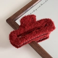 Detailaufnahme einer roten Plüsch-Haarklammer mit silbernem Glitzer auf Holzspiegel - Glänzendes Rot - Rechteckig