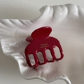 Détail de la pince à cheveux en acétate bordeaux avec inscription dorée France Handmade - Rouge
