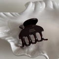Détail de la pince à cheveux en acétate marron foncé avec logo doré fait à la main - Marron
