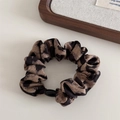 Detalle de coletero con estampado de leopardo, tejido suave y hebilla de perla negra - Leopardo Albaricoque