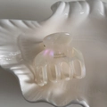 Gros plan sur la pince à cheveux en acétate blanc nacré avec logo doré France Handmade - Blanc