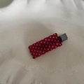 Dettaglio di un fermaglio per capelli rettangolare rosso a pois con clip a becco d'anatra - Rosso a Pois - Rettangolare