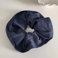 Detailansicht eines dunkelblauen Scrunchie mit Denim-Textur und eleganten Stofffalten - Marineblau