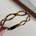 Gros plan détaillé montrant le motif écaille de tortue et le design creux du bandeau - Écaille de Tortue Foncée