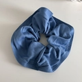 Detailansicht eines denimblauen Stoff-Scrunchie mit Plissee-Textur und Gummiband-Detail - Hellblau