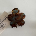 Detail van de acetaat bloem haarklem met France Handmade tekst en schildpadpatroon - Blauw Koffie