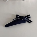 Détail de la pince à cheveux noeud bleu marine avec dentelle blanche et clip bec de canard - Pince à Cheveux Nœud Lettre Marine (Groupe Marine-Triangle BB)
