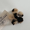 Détail de la pince à cheveux fleur en acétate avec motif écaille et logo doré - Écaille de Tortue