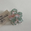 Détail de la pince fleur en acétate avec texture marbrée et marquage France Handmade - Vert et Rose
