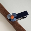 Dettaglio di un fermaglio per capelli a fiore blu a 3 petali con una perla arancione - Fiore a Tre Petali Base in Tessuto Blu