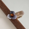 Dettaglio della molletta per capelli a fiore blu con gemma ambra e finitura perlata - Fiore a Tre Petali Base in Acetato