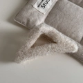 Detail van de crème pluche haarklem met glinsterende zilverdraad en zachte harige textuur - Grote Driehoek / Broken Wit