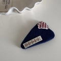 Gros plan sur une pince à cheveux bleue avec un motif de lapin rayé rouge et étiquette - Pince Triangle Acrylique Lapin / Bleu foncé