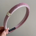 Vista de detalle de diadema de terciopelo rosa con pedrería y etiqueta de hecho a mano - Rosa